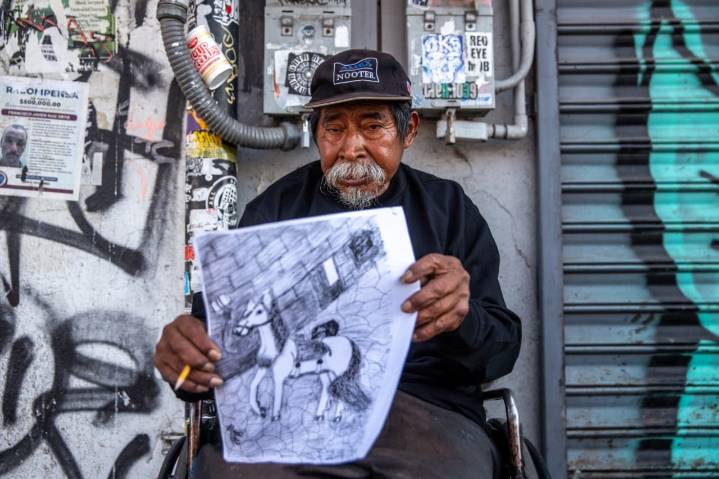 El señor Germán dibuja para ganarse la vida y regresar con su familia