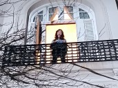 En campaña. Cristina Kirchner reapareció en el balcón, saludó a la militancia y llamó a votar por Fuerza Patria