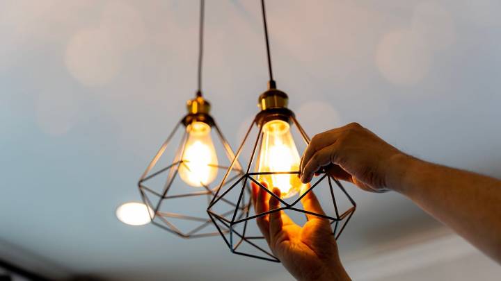 Esta es la hora ‘crítica’ en la que mantener las luces encendidas eleva considerablemente la factura de energía