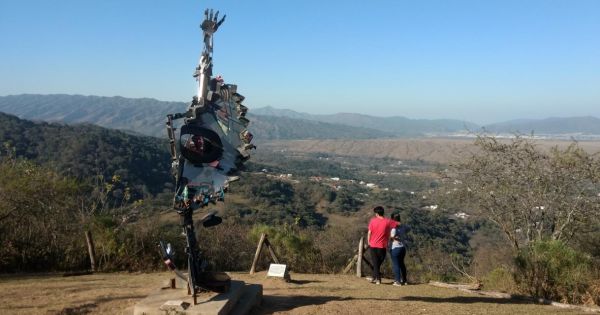Monumento a las turistas francesas: denuncian profanación de la obra en San Lorenzo