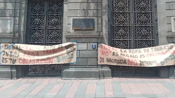 Empleados del INBAL cierran instalaciones en recintos culturales; exigen ropa para trabajar