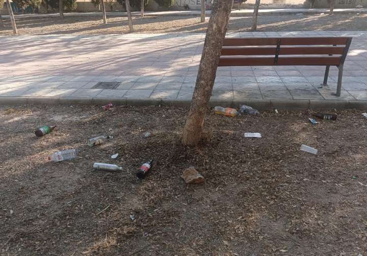 Un botellón continuo frente a un colegio de Alicante