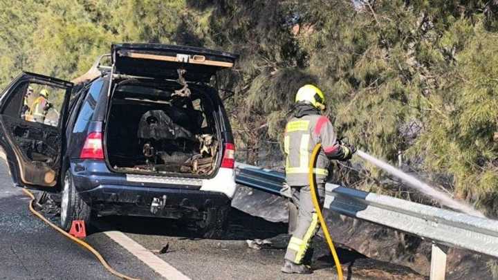 Un vehículo echa a arder en la A-92 y provoca un incendio forestal