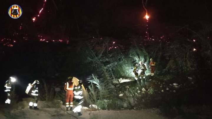 El incendio forestal en Buñol que obligó al desalojo de viviendas sigue activo con evolución positiva