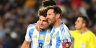 El golazo con el que Argentina abrió el marcador ante Venezuela: pase genial de Paredes, toque de Julián Álvarez y sutileza de Messi
