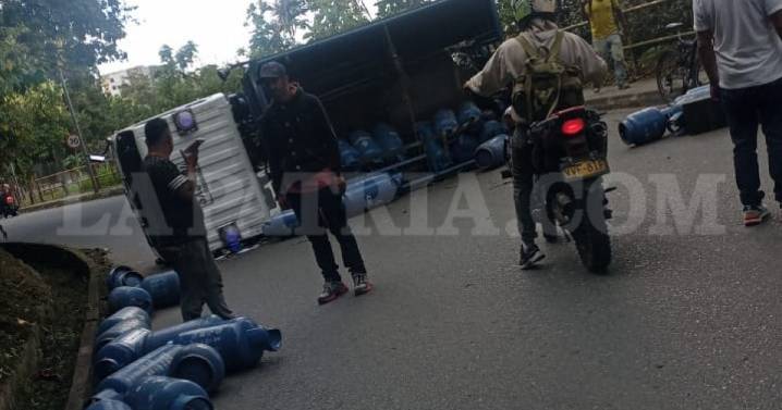 Camión con cilindros de gas se volcó en Manizales