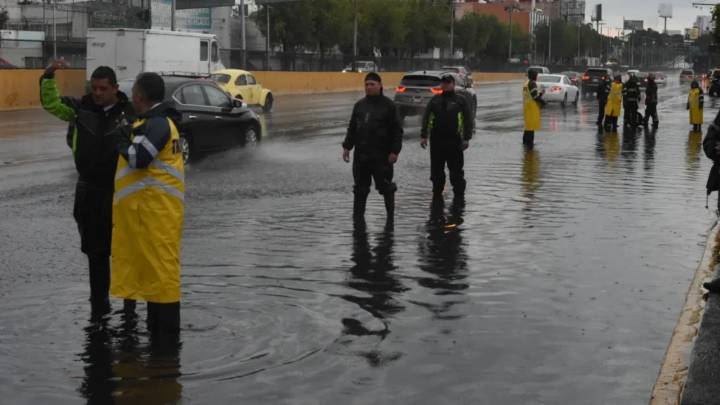Lluvia nocturna deja inundaciones en CDMX; Viaducto cerrado