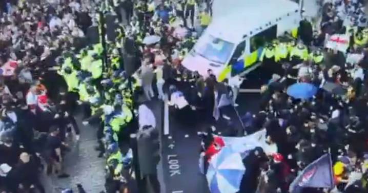 Tommy Robinson protesters 'attack police with projectiles' in London chaos, Met says