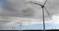 Medidores inteligentes y baterías multiuso: Proponen avances rápidos para que Chile deje de perder 20% de su energía limpia y evite apagones