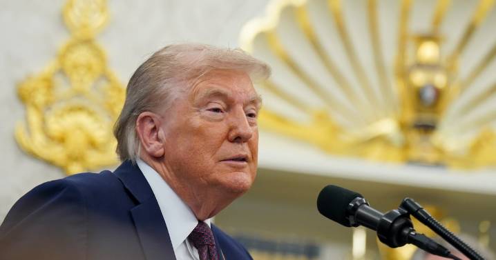 Manifestantes confrontan a Trump en restaurante y le mencionan a Puerto Rico
