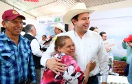 Lleva Javier Díaz más apoyos al campo saltillense
