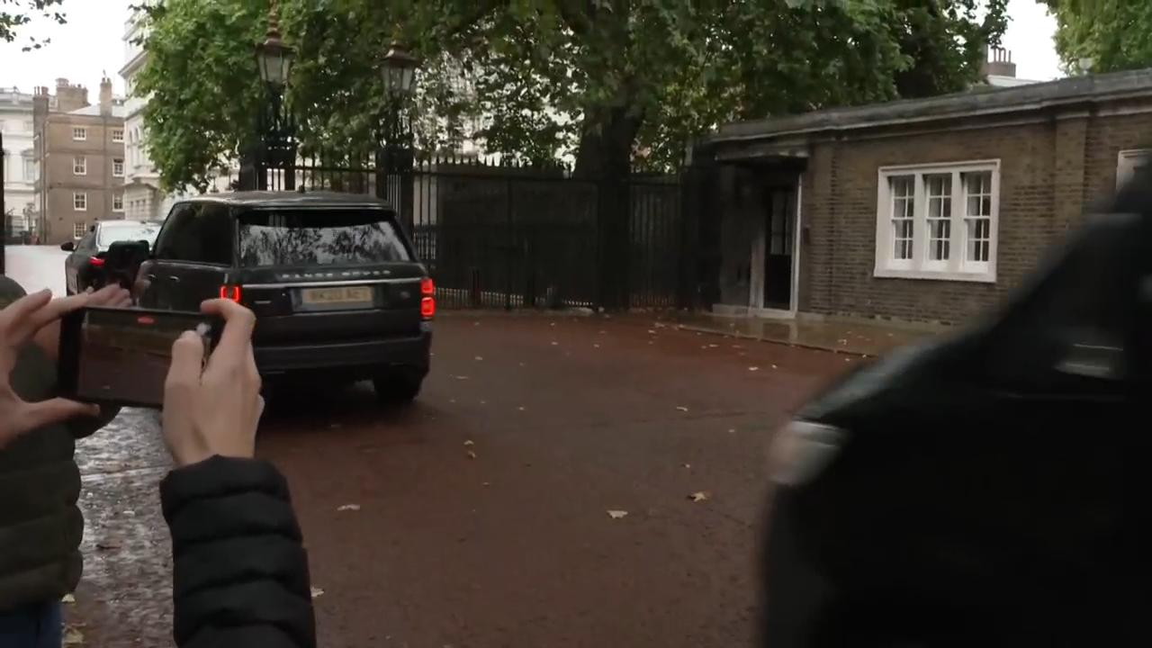 Cars believed to be escorting Prince Harry, king arrive at Clarence House for reported meeting