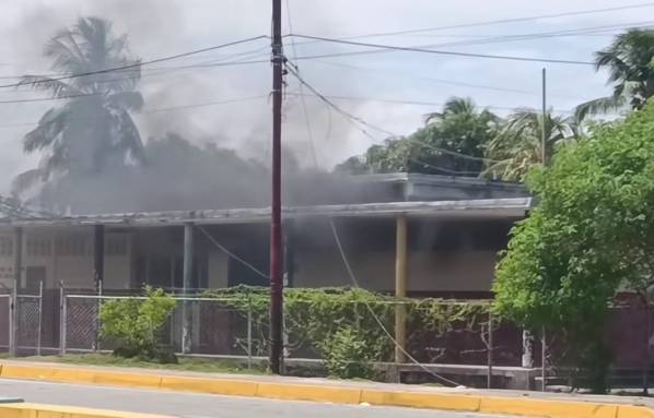 Incendio parcial en el Ateneo de Bobures debido a la caída de la línea eléctrica