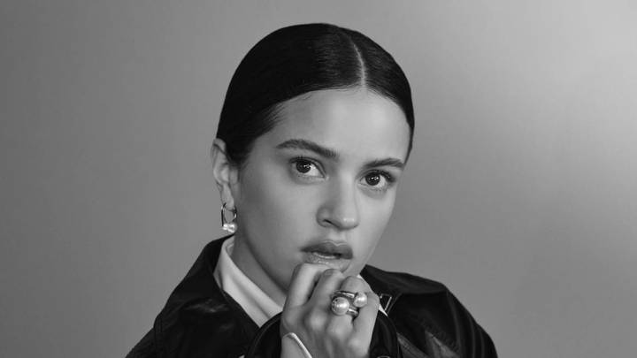 Rosalía da una 'masterclass' de maquillaje: así se combinan dos labiales para crear un color único y personalizado