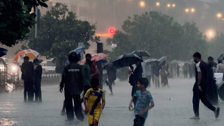 Mumbai Weather Update: Heavy Rains Strike City After Experiencing Thunderstorm & Lightning Last Night