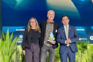 Fidel Franco, director de Planeta Caracol recibe reconocimiento en los premios ambientales CAR 2025