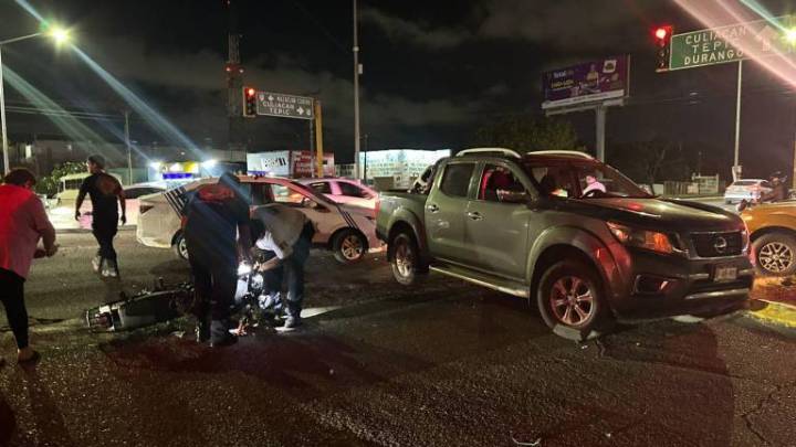 Motociclista choca contra un auto y lo arrolla una camioneta en Mazatlán