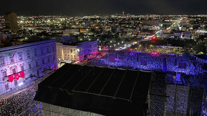 Cae ligera lluvia en la explanada de la Plaza del Ángel previo a Grito de Independencia
