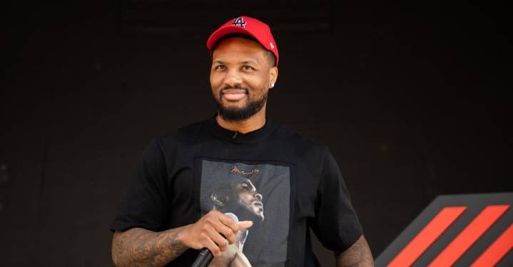 Fans Give Lillard Hero’s Welcome at Pioneer Square Rally