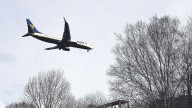 Ryanair presenta un ERE para cien empleados de asistencia en tierra de Santiago: «É unha mafia»