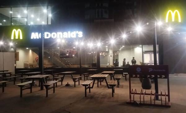 Amenazó a empleados de un local y se llevó 120 hamburguesas