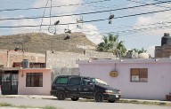 Tenis colgados, tradición que persiste en barrios de Saltillo