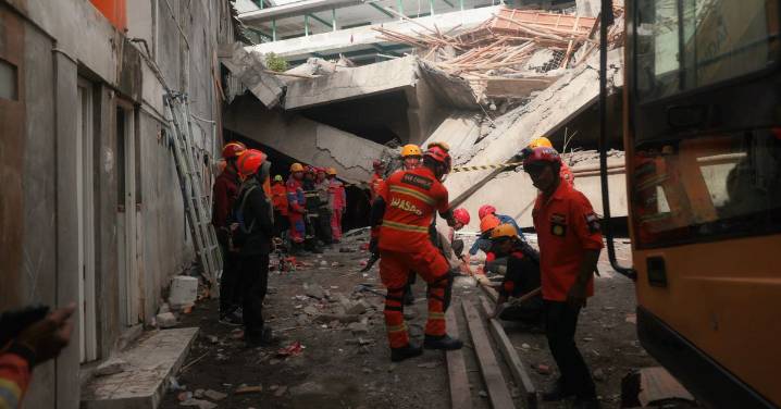 Indoensia building collapse: Rescuers run oxygen to survivors in school building collapse