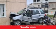 Habría sufrido lesiones graves Perdió el control del rodado y terminó dentro de una casa