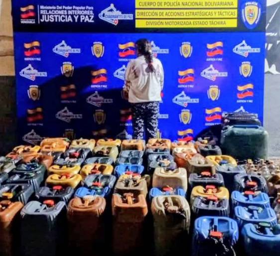 Detienen a mujer por contrabando de combustible