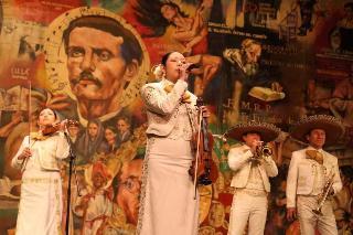Celebran al Teatro Macedonio Alcalá en su 116 aniversario