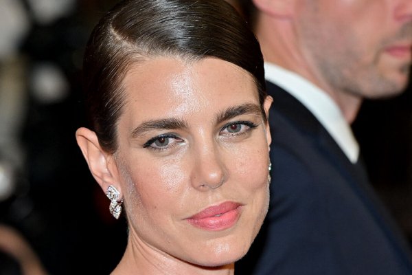 Carlota Casiraghi brilla sobre todas las invitadas en una noche en la Ópera de París (de la mano de Chanel)