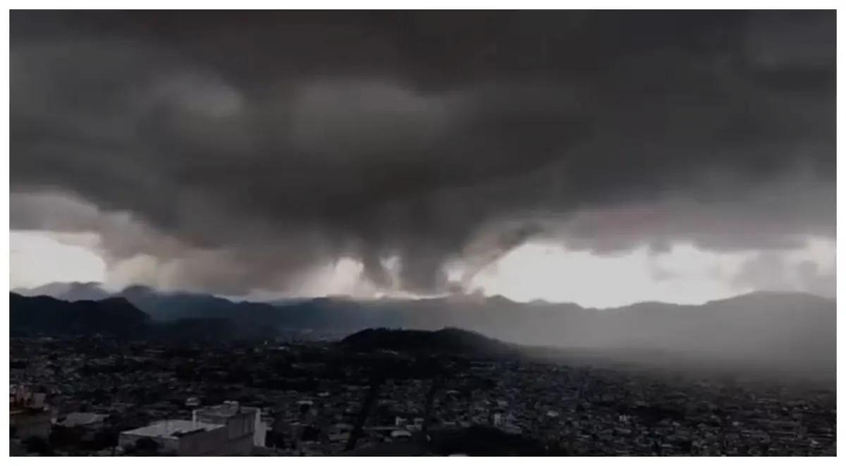 Tornado tipo “culebra” sorprende a San Cristóbal de las Casas; deja árboles caídos y techos arrancados