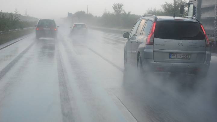 Qué hacer si te sorprende una tromba de agua por lluvias torrenciales mientras conduces en el coche