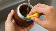 Paso a paso: cómo hay que limpiar un mate de calabaza para que no junte humedad ni se dañe