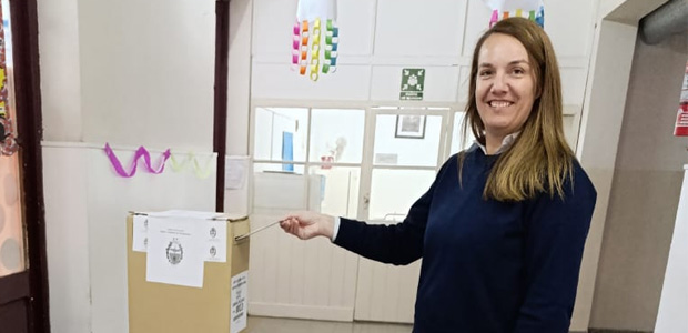 Josefina Caramés, candidata a 1° concejal por LLA General Villegas votó esta mañana