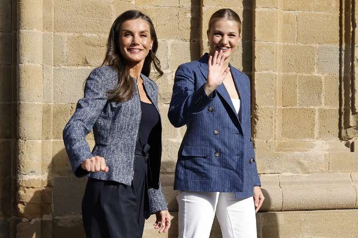La Reina Letizia y la Princesa Leonor juegan al contraste de estilos y triunfan con perfectos looks de otoño en su visita a Navarra
