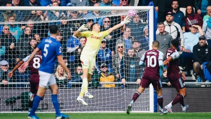 Dibu Martínez, el ángel guardián del Aston Villa: brilló con atajadas clave y mantuvo el arco en cero