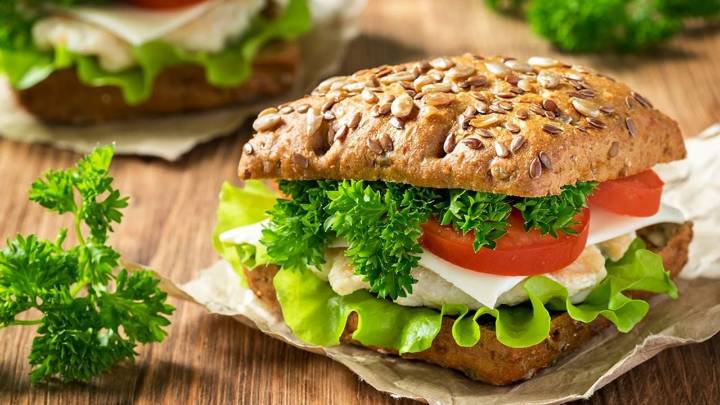 Si te cansaste de comer siempre lo mismo, hacete este pan de pollo saludable con pocos ingredientes y súper saciante
