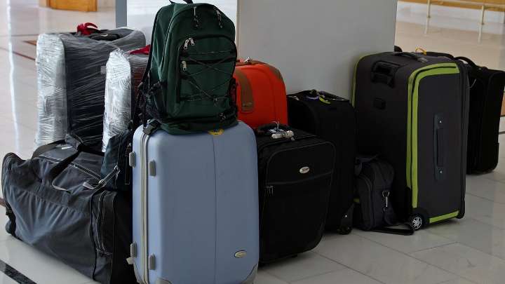 Un hombre pierde su equipaje en un aeropuerto de EE UU y encuentra al ladrón con su ropa puesta: "La maleta se estaba yendo"
