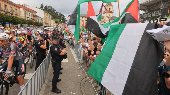 Protestas en Vegadeo contra Israel en la salida de la Vuelta a España