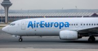 Un avión de China Eastern choca un ala con otro de Air Europa en el aeropuerto de Barajas mientras retrocedía