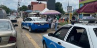 Macroplaza, tierra de nadie: taxis y ambulantes obstruyen aceras