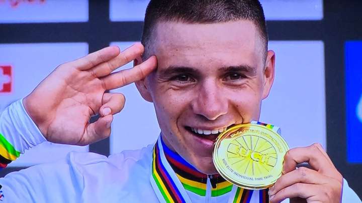Evenepoel humilla a Pogacar: le dobla y se lleva el tercer oro mundialista en contrarreloj