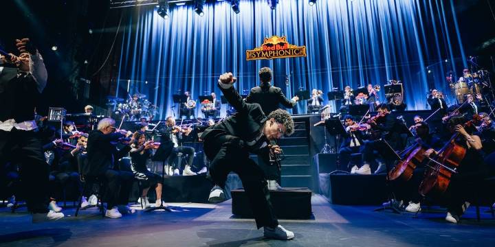 Trueno hizo historia como el primer artista del género urbano en unirse a una orquesta: “Estoy viviendo un sueño”