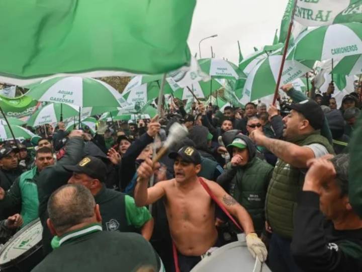 Camioneros acordó un aumento salarial más un bono