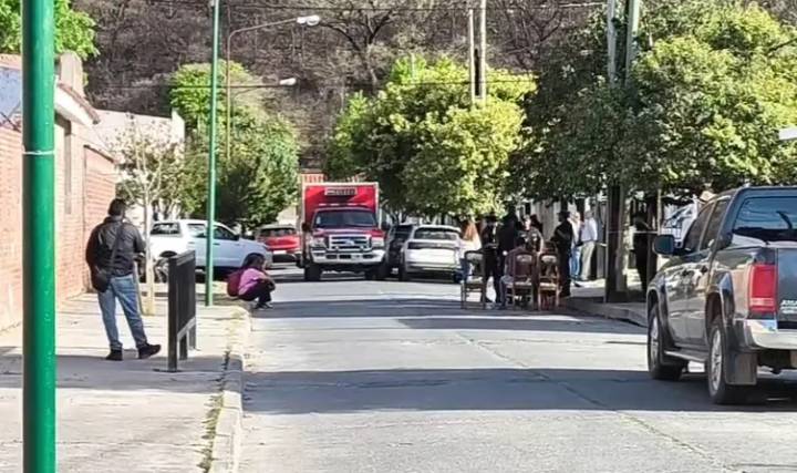 Conmoción en Villa Las Rosas: Hallan cuerpo en plena vía pública