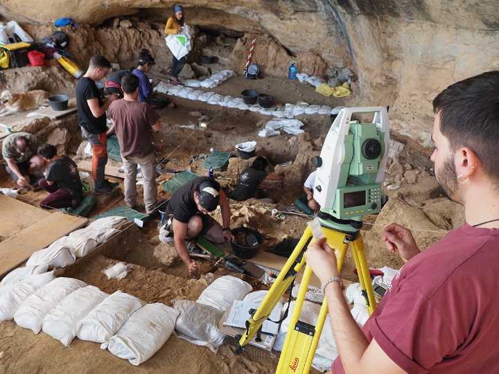 Los primeros humanos modernos del interior de la península Ibérica eran cazadores expertos