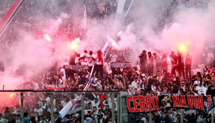 "Fuerte bandera": El lienzo de Colo Colo en el Superclásico que captó las miradas en Argentina