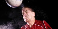 Cuál es el efecto del cabeceo recurrente en el cerebro de jugadores de fútbol amateur
