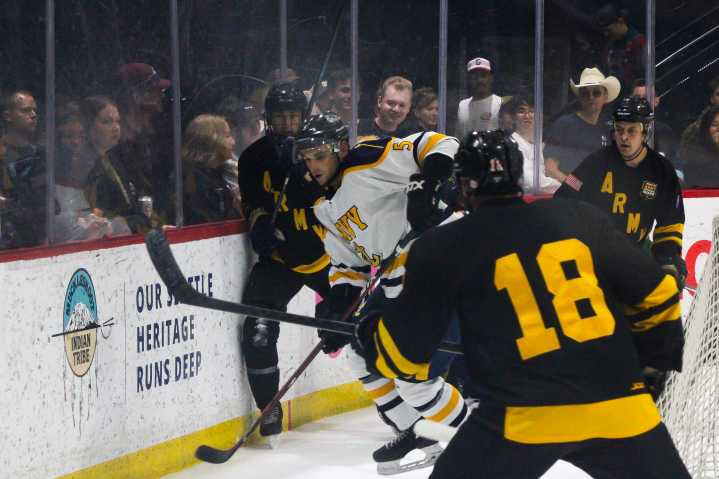 Army hockey team makes late comeback, beats Navy 5